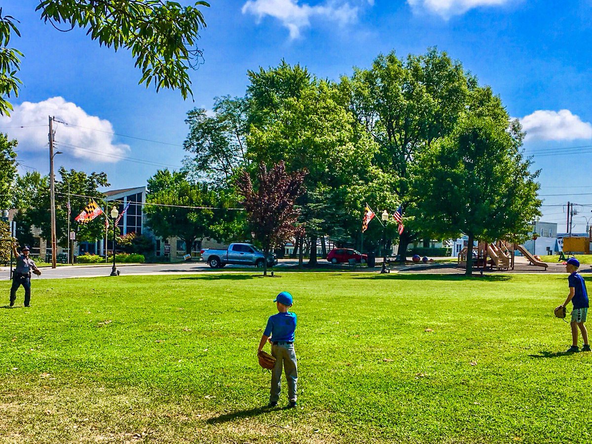 AberdeenPDMD's tweet photo. @RipkenBaseball @CalRipkenSrFdn @IronBirds Sgt. Tomlinson playing catch with a couple kids from Ohio here for a weekend tournament. #copsinthecommunity #ripken #ironbirds https://t.co/blnCMppKu0