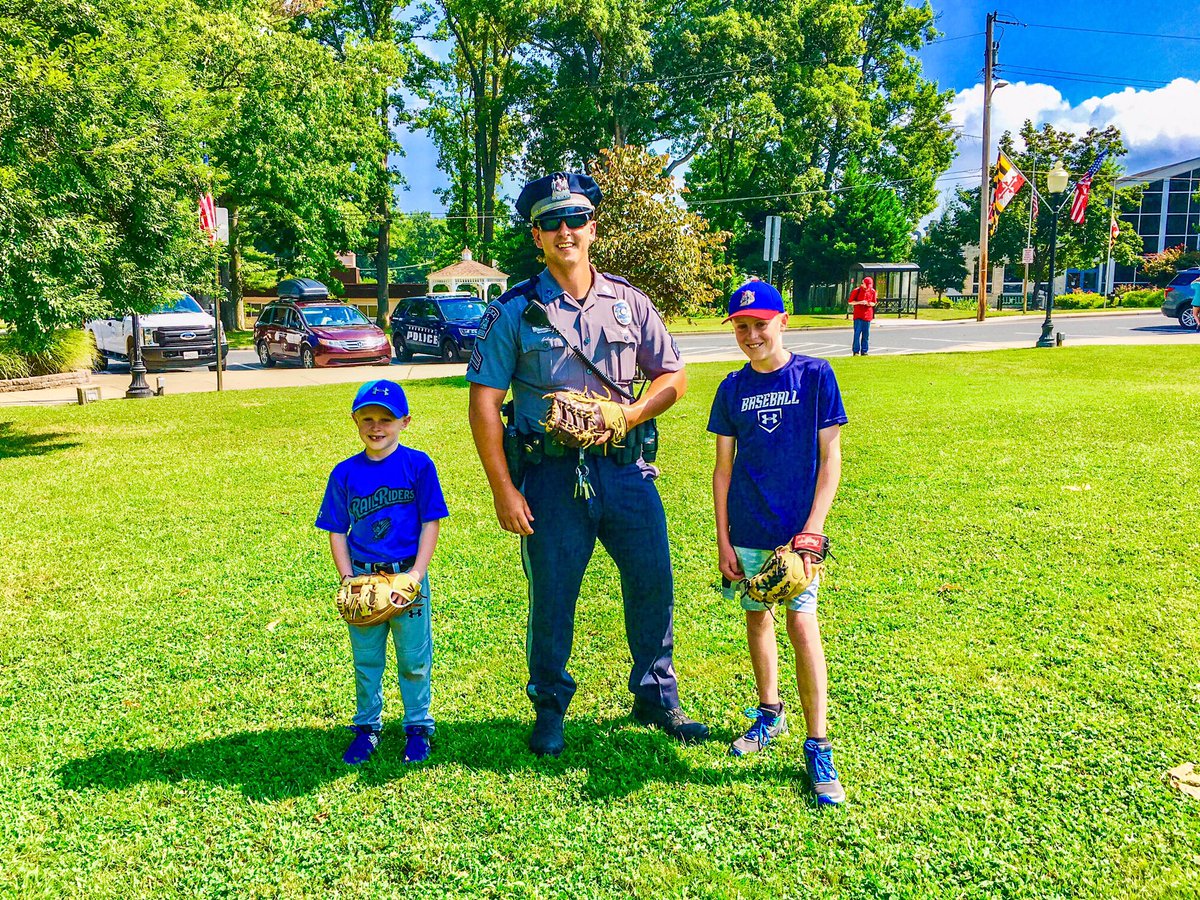 AberdeenPDMD's tweet photo. @RipkenBaseball @CalRipkenSrFdn @IronBirds Sgt. Tomlinson playing catch with a couple kids from Ohio here for a weekend tournament. #copsinthecommunity #ripken #ironbirds https://t.co/blnCMppKu0