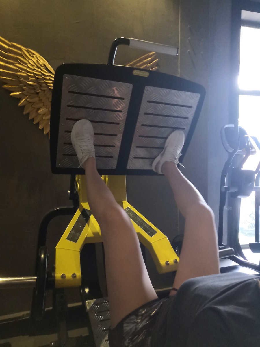 『运动打卡』Day21

60min 力量
100kcal 有氧

在各种蹲之后，BT的小张同学竟然还让我练腿……😳😳😳练残之后，三卿小朋友献上图3…😘😘😘。嗯，三卿，三聚氰胺，果然有毒…😂😂😂@Sanqingya 

我是吃呢？还是吃呢？还是吃呢？还是吃呢？…… https://t.co/6kpQ5qY0V0