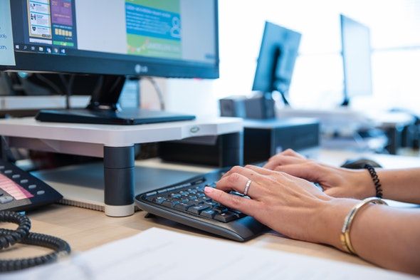 Het #EFP zoekt voor de ondersteuning en coördinatie van projecten een coördinator. Ben jij die daadkrachtige duizendpoot die goed kan organiseren, plannen en netwerken? Of ken jij iemand die dat is? Lees of deel dan deze #vacature tekst.  bit.ly/31ws0PN