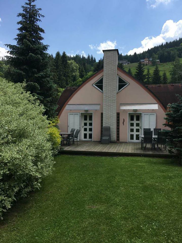 BookingPec's tweet photo. De hele maand #augustus bieden we onze #appartementen met 20% #korting. Wilt u een #weekend komen of misschien wel een #week. Kijkt u op onze #website https://t.co/29QcWCTy64 Maar ook in het #najaar zien we u graag in #pecpodsnezkou #tsjechie #appartementen https://t.co/uB1yJ8WTyl