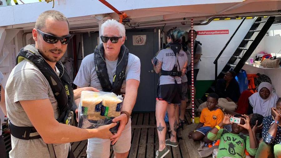 LaStampa's tweet photo. Richard Gere sale sulla Open Arms bloccata in mare: viveri a equipaggio e migranti https://t.co/CL18ALXDlS https://t.co/TbwQUFgqPX