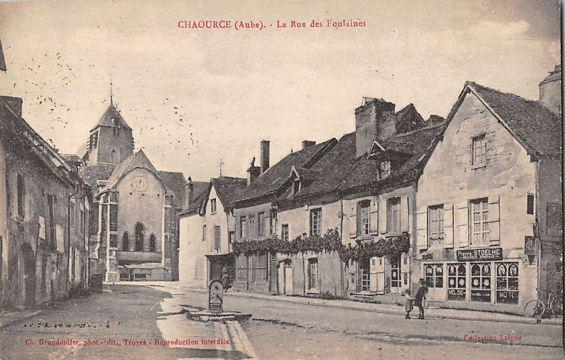 Chaource_Aube's tweet photo. 👉👉 La saga de l'été continue sur Chaource en cartes postales anciennes ...
🔸⚪️🔶 Durant l'été retrouvez quelques clichés de Chaource d'autrefois ...
#Chaourceautrefois #GAT #granderue #centredeChaource #petiteCordeliere #jardinsCordeliere #entreedelaville #ruedupontdePraslin https://t.co/Ar4VameKdt