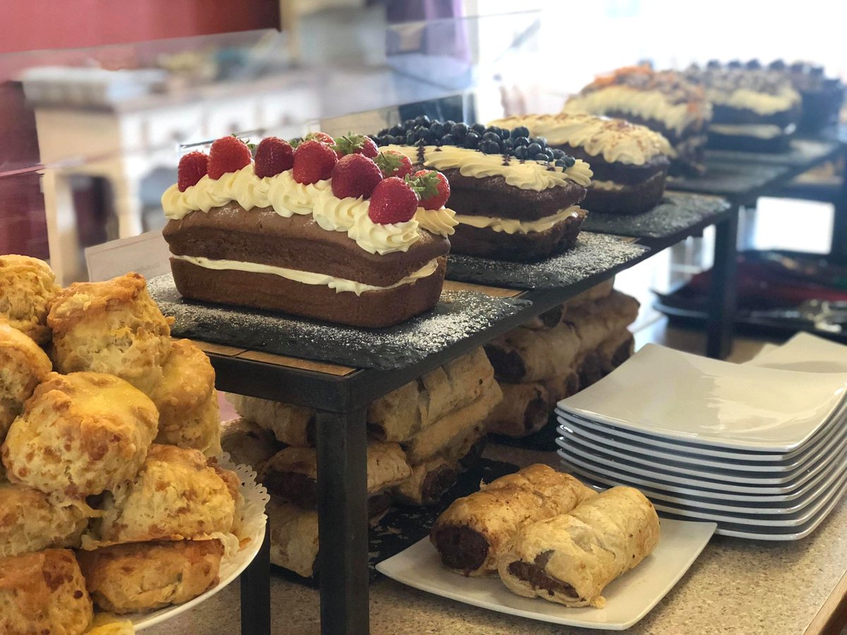 Happy Monday everyone! It's the start of another new week and our counter is looking as delicious as ever 🍰