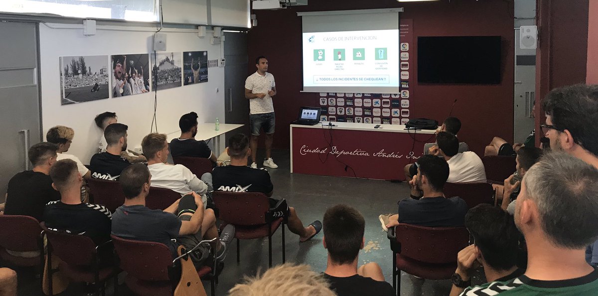 AlbaceteBPSAD's tweet photo. 📸 | Dámaso Arcediano Monescillo, árbitro del colegio castellano manchego, ha dado hoy una charla a técnicos y jugadores del Alba sobre los cambios de reglas de cara a la 19-20, haciendo especial hincapié en el protocolo VAR. https://t.co/s8VyEtMOYW
