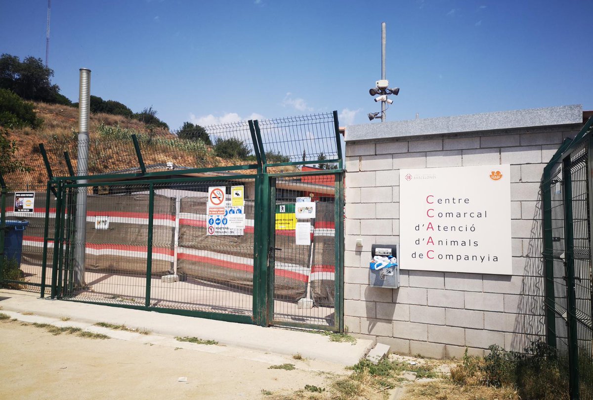 bdncom's tweet photo. Tancat per obres de millores, amb alguns serveis oberts, el Centre Comarcal d'Atenció als Animals de Companyia del Barcelonès, al barri de Pomar #Badalona. Les mascotes són fins al setembre en un altre organisme d'acollida a Vilassar de Dalt.#FundacióDaina #CCAAC https://t.co/Wqt6w82OaT