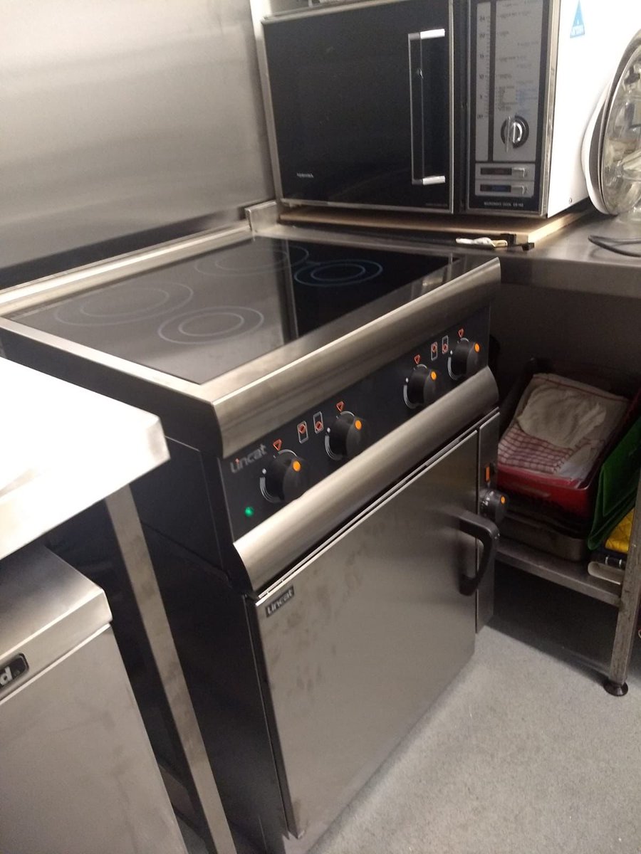 CateringMCE's tweet photo. Another successful install this week for the Black Bull, Trimdon! Many thanks to Mark, one of our engineers for these snaps!
#cateringequipment #steelfabrication #inductionrange #extractcanopy https://t.co/mjgBx0sTb4