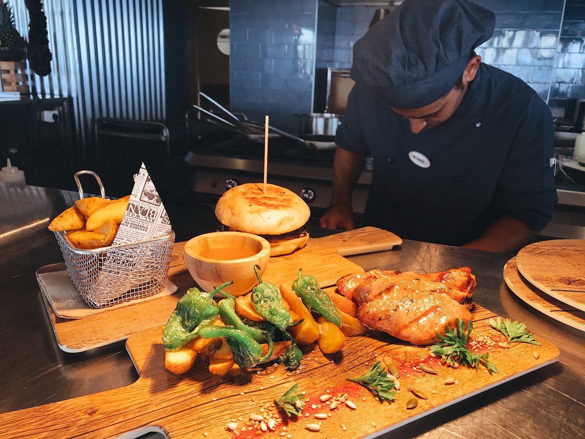SolBHMenorca's tweet photo. Nuestros mejores chefs preparan unos platos tan deliciosos que volverás una y otra vez 🤩#SolBeachHouseMenorca #BeachHouseMyWay #Menorca #MeetMeliaTalent #TalentDevelopmnet https://t.co/Cd2nthgG6N