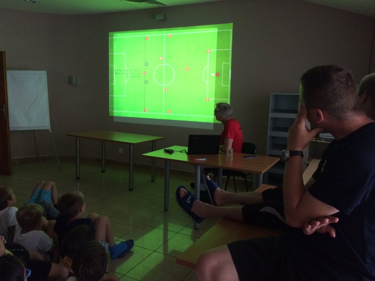 UKS_Zagle's tweet photo. Odprawa z trenerem Markiem Wlecialowskim, który jest również prezesem UKS Kuźnica. Trener Marek posiada uprawnienia UEFA Pro i jako trener zdobywał Mistrzostwo Polski ze Śląskiem Wrocław. Oprócz tego był zawodowym piłkarzem (249 występów w Ekstraklasie). 🔝⚽️😎⚽️ https://t.co/6ByM1cXI0g