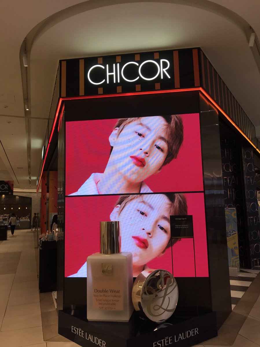 angdo322's tweet image. 순서대로 4곳에서 하성운 베네피트 광고가 나옵니다 ㅋㅋㅋㅋㅋ 계산대가 대박임 사람들 계속 줄줄이 계산하느라 잠깐 빈 틈에 멀리서 줌땡겨 호다닥 찍은거ㅠ 고터 신세계 시코르 하성운 베네피트틴트 광고로 번쩍번쩍 빛나네🥰❤️