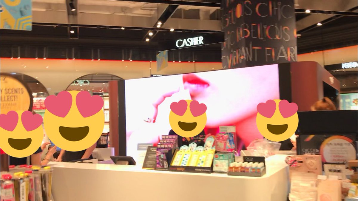 angdo322's tweet image. 순서대로 4곳에서 하성운 베네피트 광고가 나옵니다 ㅋㅋㅋㅋㅋ 계산대가 대박임 사람들 계속 줄줄이 계산하느라 잠깐 빈 틈에 멀리서 줌땡겨 호다닥 찍은거ㅠ 고터 신세계 시코르 하성운 베네피트틴트 광고로 번쩍번쩍 빛나네🥰❤️