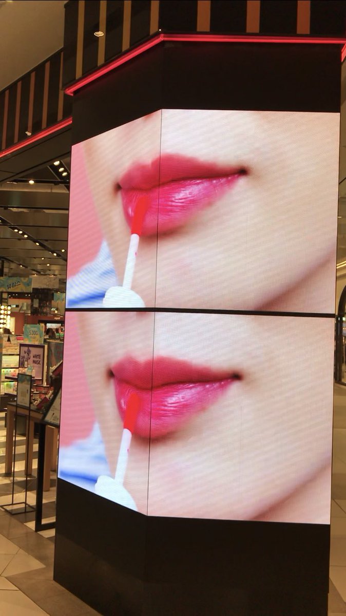 angdo322's tweet image. 순서대로 4곳에서 하성운 베네피트 광고가 나옵니다 ㅋㅋㅋㅋㅋ 계산대가 대박임 사람들 계속 줄줄이 계산하느라 잠깐 빈 틈에 멀리서 줌땡겨 호다닥 찍은거ㅠ 고터 신세계 시코르 하성운 베네피트틴트 광고로 번쩍번쩍 빛나네🥰❤️