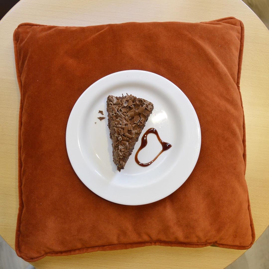 ElPatioVertical's tweet photo. Te mereces un fin de semana de lo más dulce😋 Y esta Tarta de Chocolate🍫 de El Patio Vertical lleva tu nombre❤️

¡Te esperamos!
📌 Calle De la Cruz, 8.
📌 Calle de Almadén, 26.

#FelizFinde #ElPatioVertical https://t.co/4eKPffIt9C