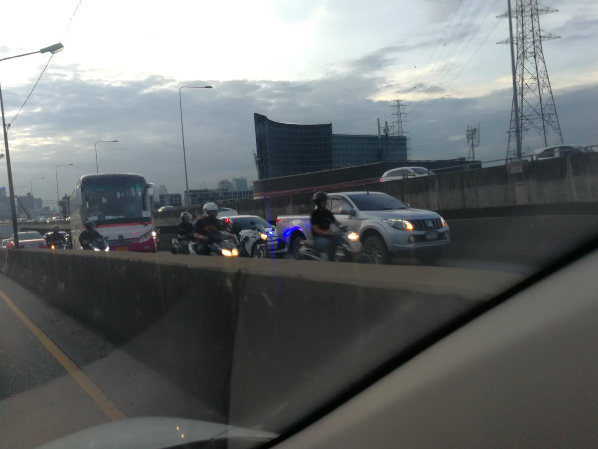 BZall1's tweet photo. @js100radio สะพานยกระดับพระราม9 ขาออก ช่วงเหนือแยกรามคำแหง มีรถเสียช่องทางซ้าย มี จนท.ช่วยอำนวยความสะะดวกแล้ว https://t.co/l52ZLYa4V0