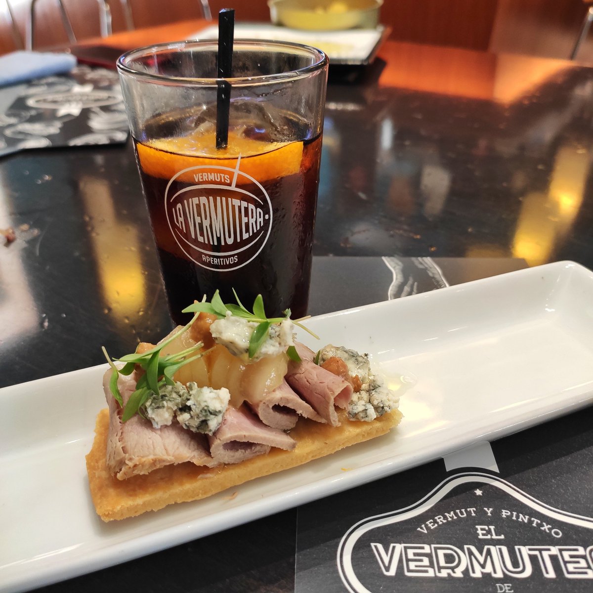 <a href="/turmeon_vermut/">Turmeon</a> Rojo con coca de presa ibérica, peras en almíbar de manzanilla y queso azul.
El Vermuteo de El Txoko de Santa Eulalia. #Vermut #Palma #Mallorca