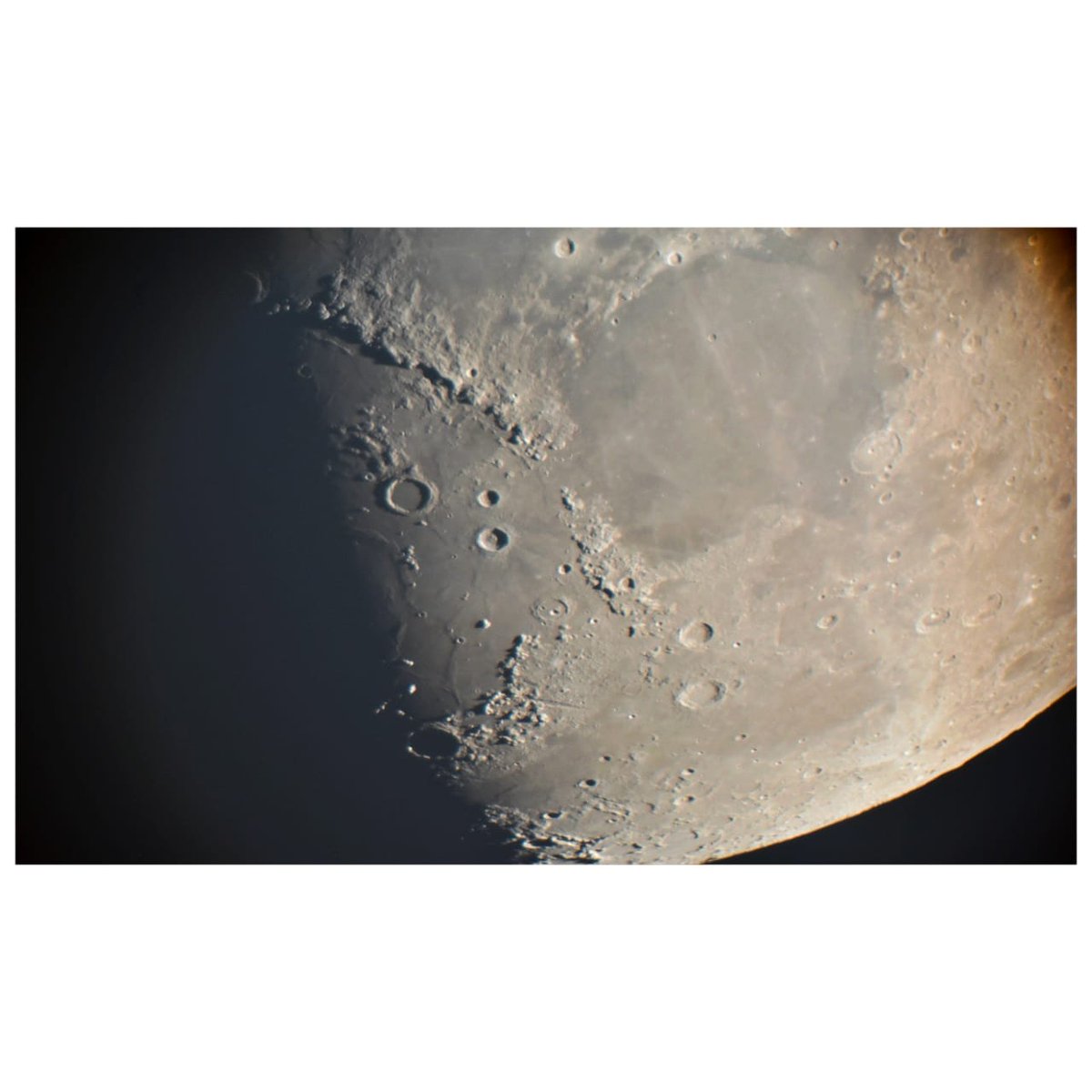 cngauto's tweet photo. 🌕🔭 Bellísimas imágenes de la Luna captadas anoche a través del telescopio del Observatorio Astronómico de las Misiones del #ParqueDelConocimiento Tecnología para sorprendernos y admirar el universo✨
📷 PH: Mauro Machuca. https://t.co/DxMgrli5Nq