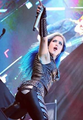 シュウ 次は横アリ予想 Disc 2 2 Distortionに参加 Alissa White Gluz アリッサ ホワイト グラズ スウェーデン出身のメタルバンド Arch Enemy の現ボーカル アリッサ自身はカナダ出身 バンド関係者の多くがbabymetalのズッ友として有名