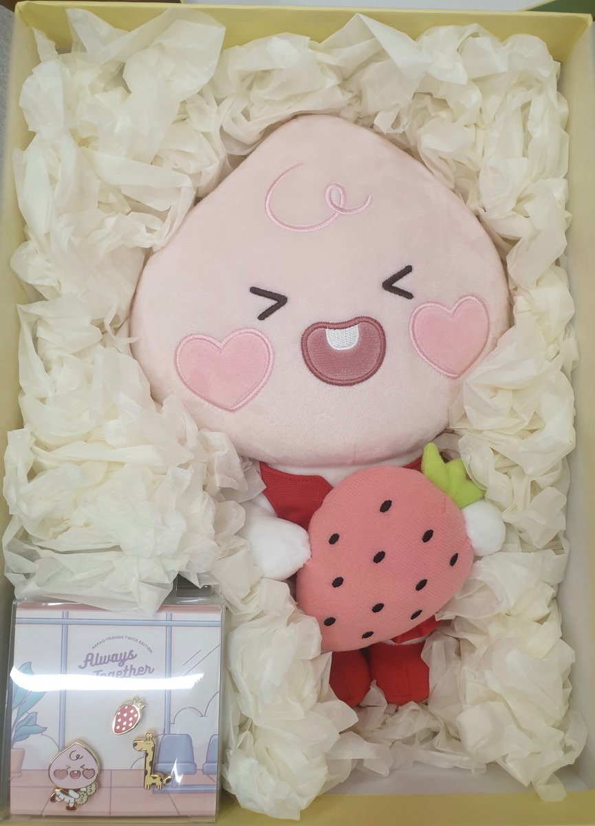 JYPETWICE's tweet photo. 카카오프렌즈로부터 심💘쿵 선물이 도착했어요!

오늘 선공개된 핀 뱃지와
🌟세상에 단 하나뿐인🌟
트와이스 에디션 인형들🧸🛍🎁

피치피치한 나모챙 거의 실사화 수준인
나모챙 APEACH🍑

#TWICE #트와이스 #KAKAOFRIENDS #카카오프렌즈 #kakaofriends_twice_edition #카카오프렌즈트와이스에디션 https://t.co/oX2HjUxFl1
