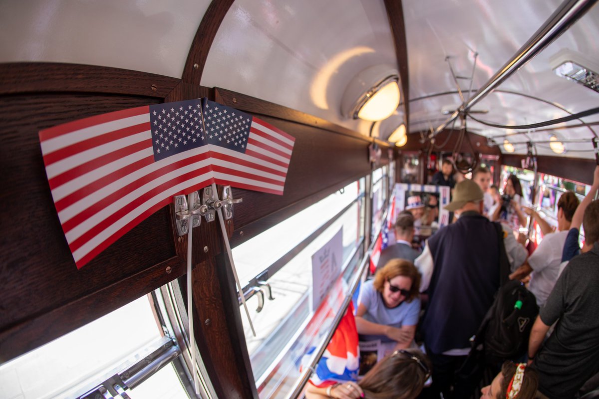 krakow_pl's tweet image. #Krakow #USA #PLUSA Wyjątkowy🇺🇸🚋 kursował dziś na trasie pl. Wszystkich Św. – Filharmonia – Teatr Bagatela – Stary Kleparz – Teatr Słowackiego – Poczta Główna – pl. Wszystkich Św. 🇺🇸

To wszystko z okazji  45. rocznicy otwarcia placówki dyplomatycznej USA w Krakowie.
📸@BSKrakow