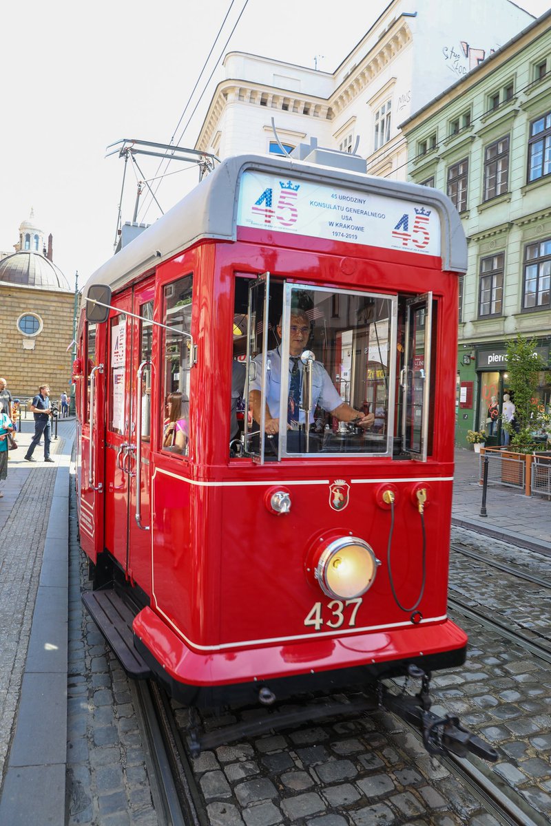 krakow_pl's tweet image. #Krakow #USA #PLUSA Wyjątkowy🇺🇸🚋 kursował dziś na trasie pl. Wszystkich Św. – Filharmonia – Teatr Bagatela – Stary Kleparz – Teatr Słowackiego – Poczta Główna – pl. Wszystkich Św. 🇺🇸

To wszystko z okazji  45. rocznicy otwarcia placówki dyplomatycznej USA w Krakowie.
📸@BSKrakow