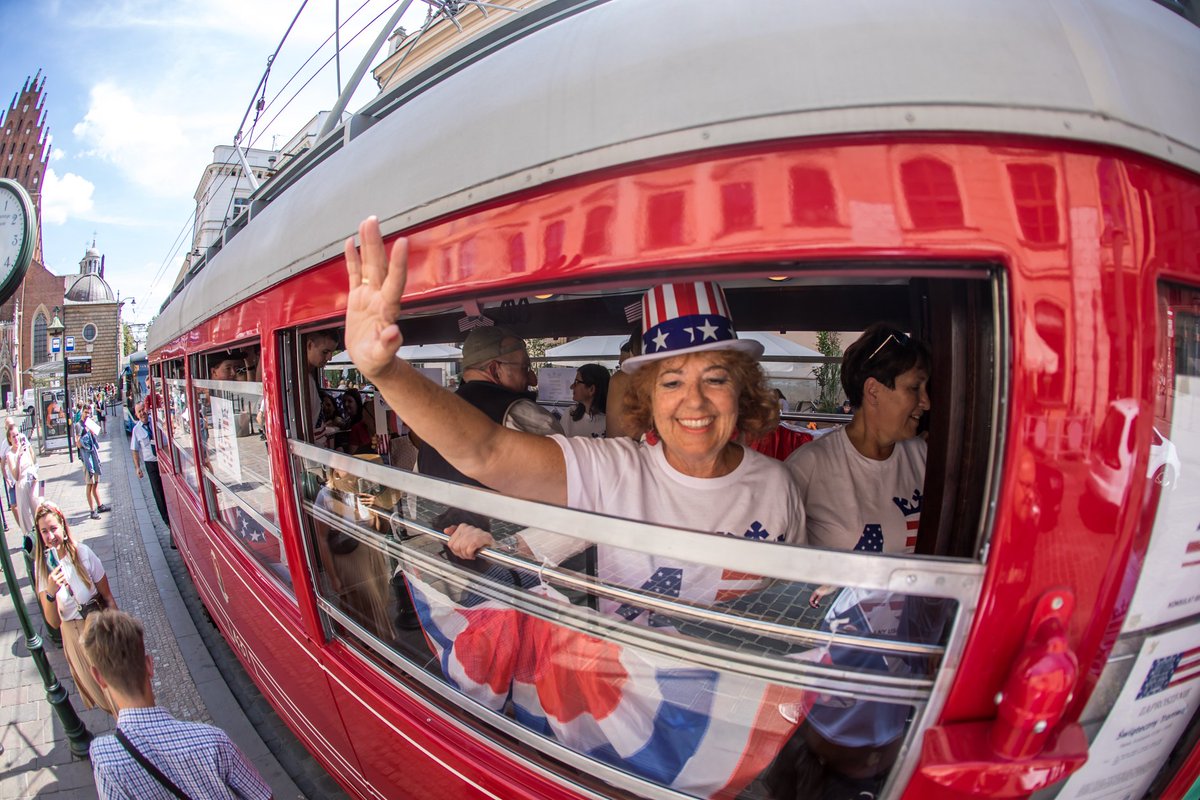 krakow_pl's tweet image. #Krakow #USA #PLUSA Wyjątkowy🇺🇸🚋 kursował dziś na trasie pl. Wszystkich Św. – Filharmonia – Teatr Bagatela – Stary Kleparz – Teatr Słowackiego – Poczta Główna – pl. Wszystkich Św. 🇺🇸

To wszystko z okazji  45. rocznicy otwarcia placówki dyplomatycznej USA w Krakowie.
📸@BSKrakow