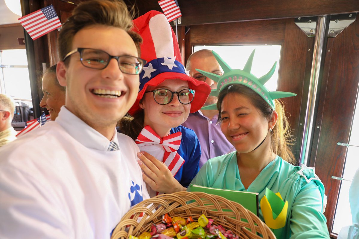 krakow_pl's tweet image. #Krakow #USA #PLUSA Wyjątkowy🇺🇸🚋 kursował dziś na trasie pl. Wszystkich Św. – Filharmonia – Teatr Bagatela – Stary Kleparz – Teatr Słowackiego – Poczta Główna – pl. Wszystkich Św. 🇺🇸

To wszystko z okazji  45. rocznicy otwarcia placówki dyplomatycznej USA w Krakowie.
📸@BSKrakow