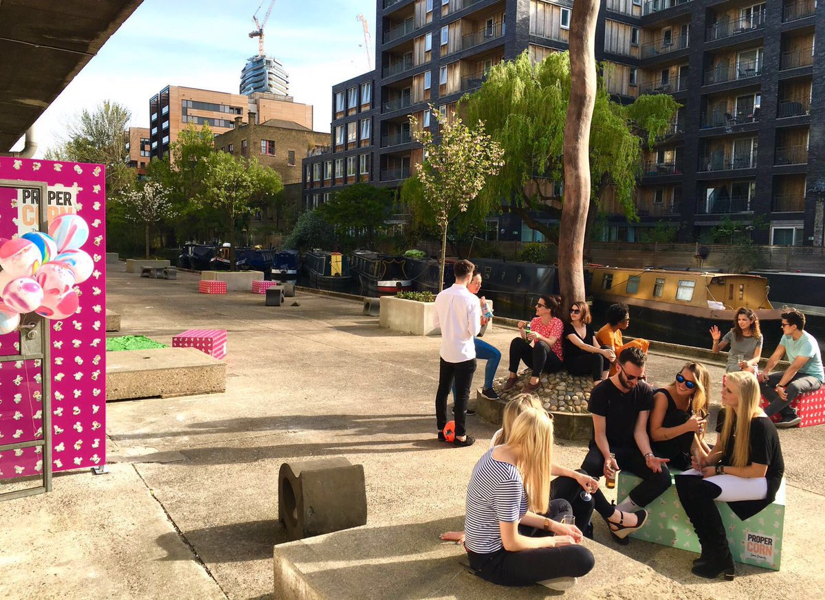 BCorpUK's tweet photo. Lunchtime! #BCorp @PROPERCORN believe that the best conversations happen over food and that this is how relationships are formed. Their chef Ed cooks everyone a hearty, nutritious breakfast and lunch every day and they all down tools for a good meal and chat at 1pm! #BCorpFocus https://t.co/WzOwD01wtc