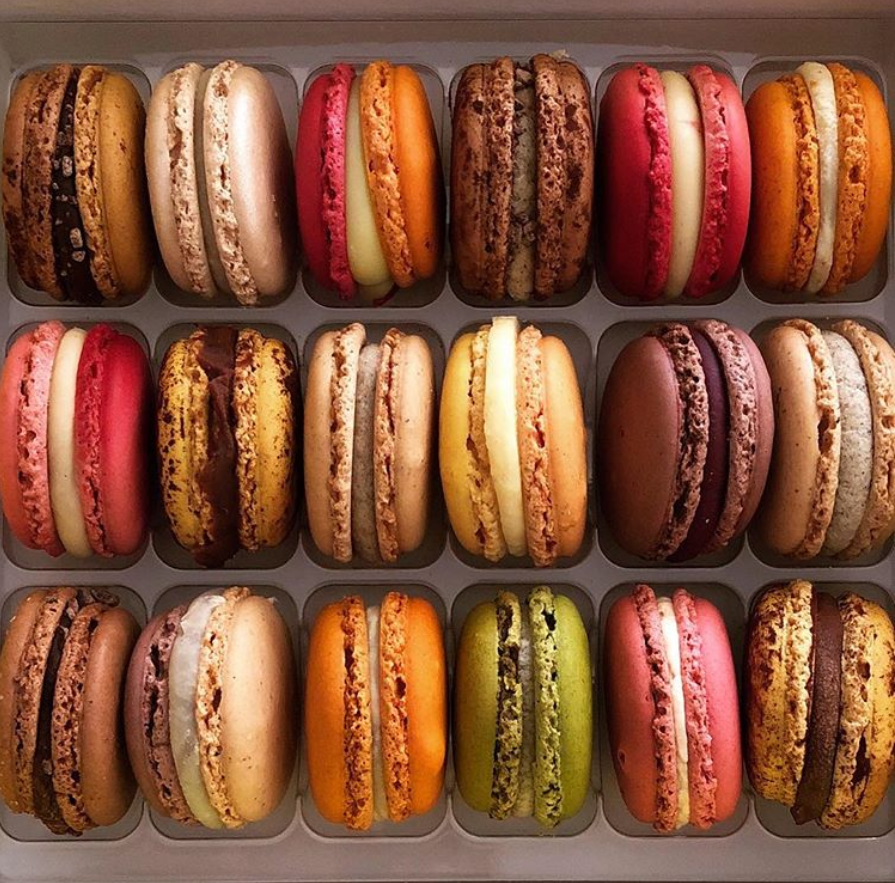 Avalanche de #macarons chez #PierreHermé Paris ! Une coque croustillante colorée et une ganache parfumée... saurez-vous reconnaître les parfums présents dans ce joli coffret ? 😋 📷 : bit.ly/2ONePIM
