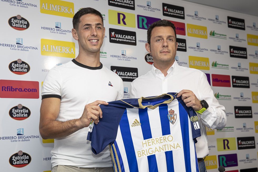 BenitoAsier's tweet photo. Muy contento e ilusionado con esta nueva etapa! 🔵⚪ @SDP_1922 https://t.co/i7dMb9gZuI