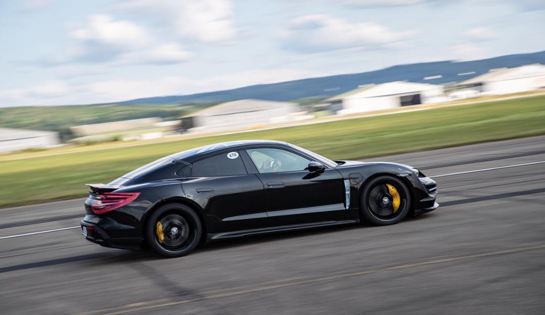 PorscheNewsroom's tweet photo. 26 times from 0–200 km/h and back: the new #Porsche #Taycan demonstrates its staying power in an initial test. More: https://t.co/fBOTs98Gkh https://t.co/FlhJgSJsNy