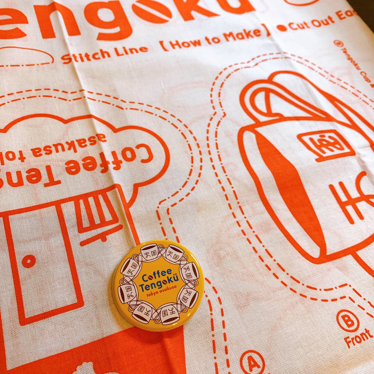 天国という喫茶店でホットケーキも食べました。缶バッジのガチャをしつつ、店内で販売されてたグッズに可愛い手ぬぐいがあったので買いました 