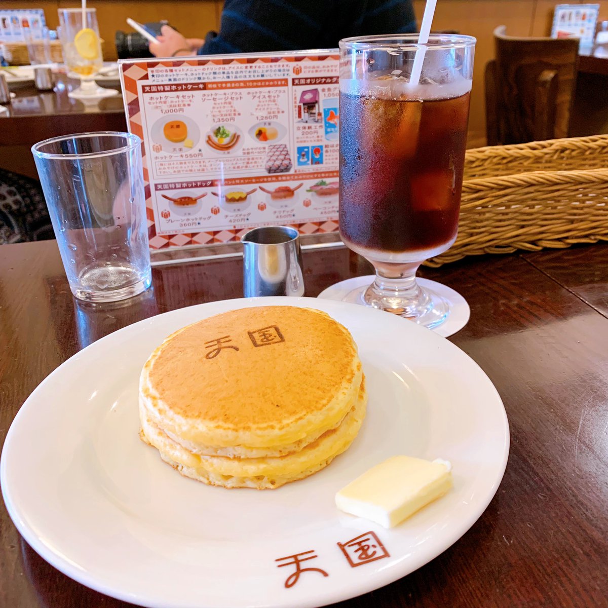 天国という喫茶店でホットケーキも食べました。缶バッジのガチャをしつつ、店内で販売されてたグッズに可愛い手ぬぐいがあったので買いました 