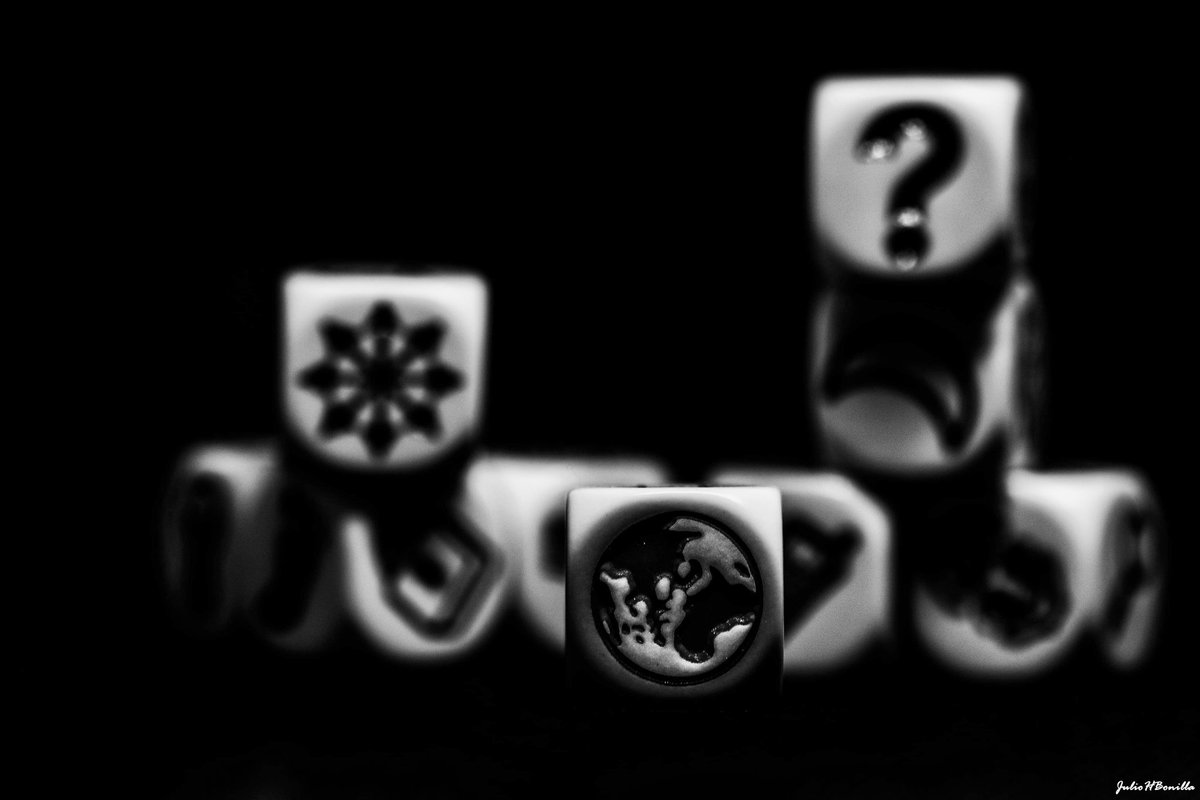 julnerjul's tweet photo. Nuestra 🌎 no es un juego de 🎲 #fotografia #macro #cajaluz #blancoynegro #tenerife #dados #juego #85mm #idea #sinflash #juliohbonilla https://t.co/bE6g6HfZuh