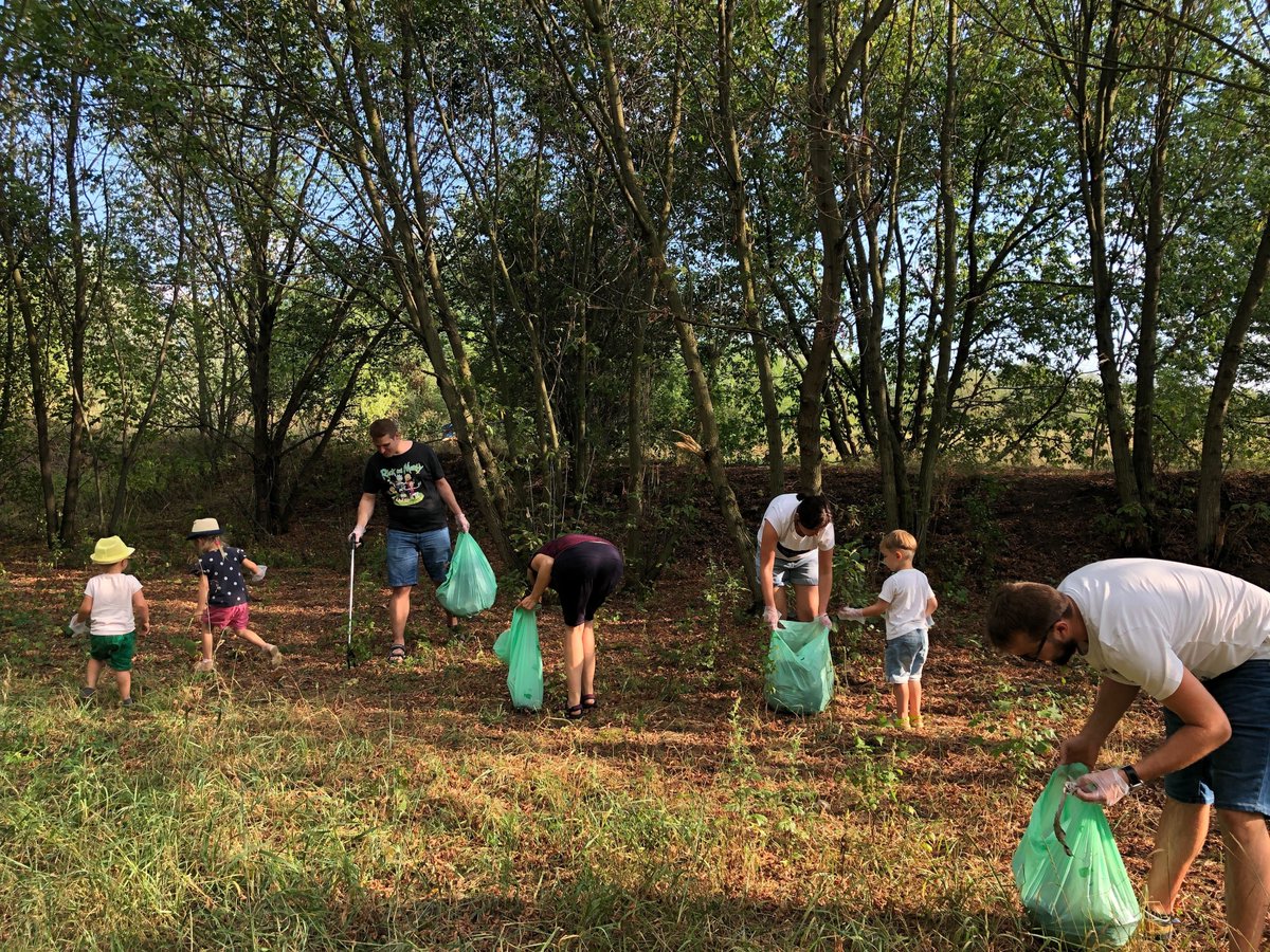 SonalakeHQ's tweet image. Yesterday, our Poznan team (with a few little helpers) took part in a trash challenge, to clean Warta’s local river bank. It was a great opportunity to get out of the office, socialise and teach the kids the importance of preserving the local environment. 🌍🧹#trashtag #Poznan