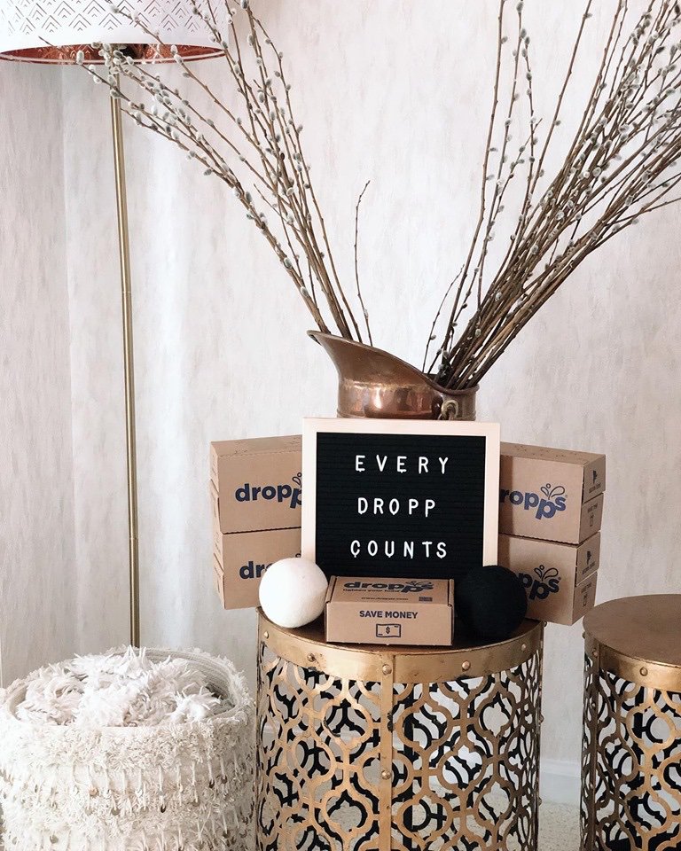 AndiPerullo's tweet image. Thank you to @Droppslaundry for gifting me my favorite detergent! They use plant-based ingredients, there is no animal testing, and the products come in compostable cardboard packaging. #everydroppscounts #planetclean #plasticfree