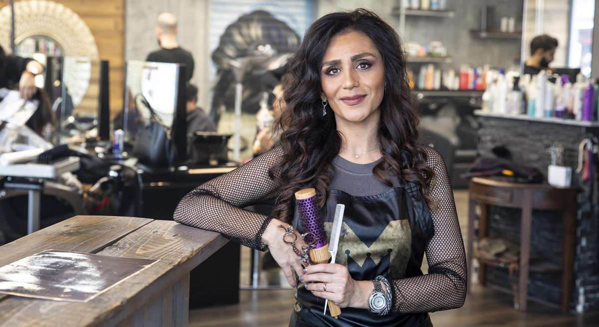 // Oud-student Rozi vertelt het UAF over toekomst 🙌  // Rozi Mirzaie (34) volgde vorig jaar een opleiding bij de Nederlandse Kappersakademie. Dit was in samenwerking met @lorealpress_nl en <a href="/UAFnl/">Stichting voor Vluchteling-Studenten UAF</a>​. Nu heeft Rozi grootste toekomstplannen: bit.ly/2TnsBRk #nka #kapper