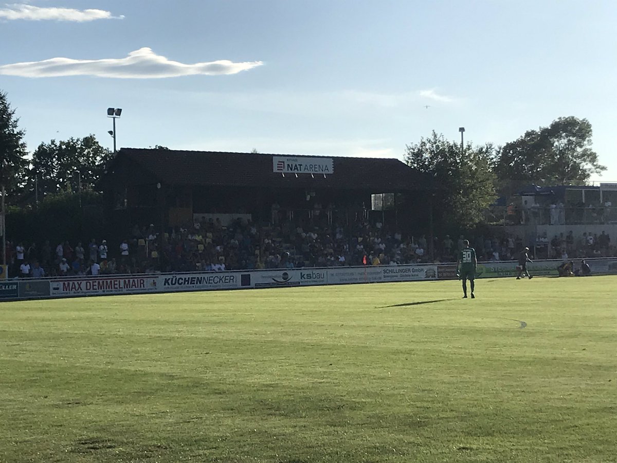 GrummelGru's tweet photo. Wie sagt mein geschätzter Kollege @therealschoettl: „Mei, Pipi“... Immer eine Reise wert: Pipinsried. Heut vs Deisenhofen. Tolle Lage, gute Wurscht, feine „Haupttribüne“. I like. #fubbes #supportyourlocalclub #calcio #stadionerotiker #groundhopping #rundumminga #fußball #football https://t.co/H7VRpUvRY0