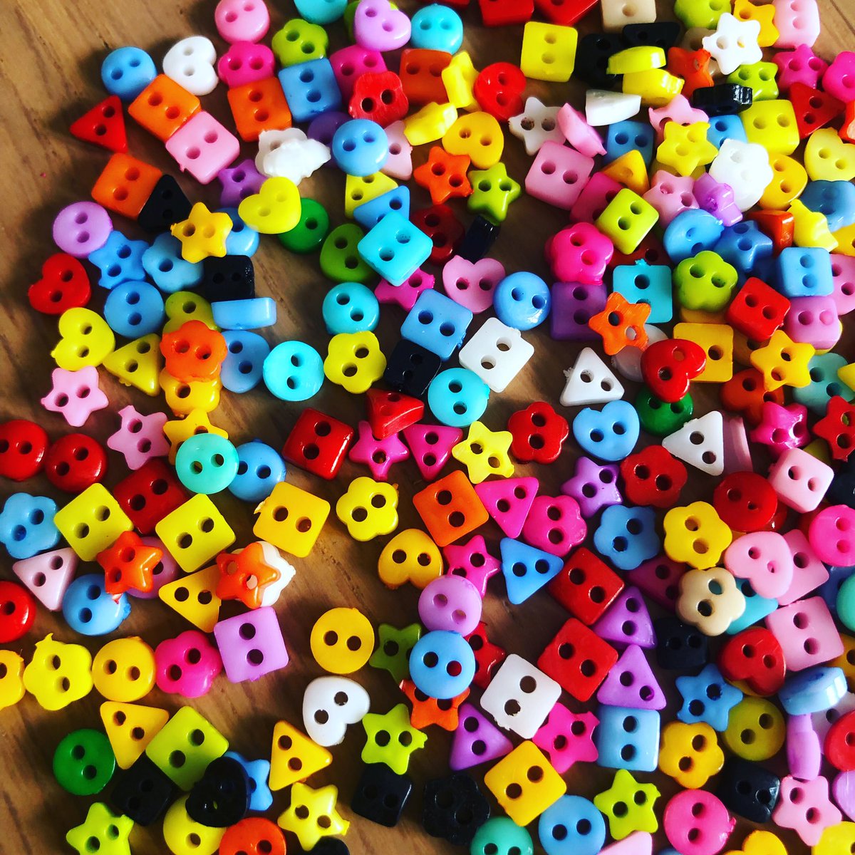 MrsBBoutique's tweet image. 💛💚💙❤️🧡💜
These teeny tiny bright coloured shaped resin buttons are back in stock. 
£1.25 (+ postage) for a mixed bag of 100. 
Approx. 5mm / 6mm so very teeny tiny!
❤️💚💛💜💙🧡
#tinybuttons #resinbuttons #crafts #craftsupplies #craftsupplier
