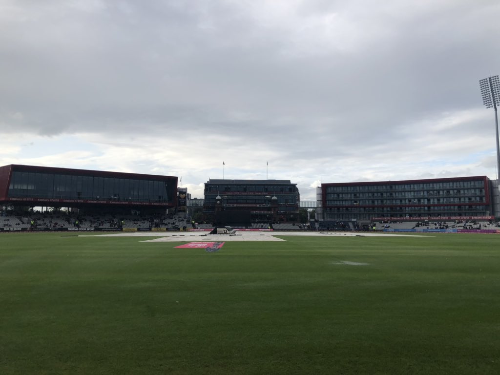 lancscricket's tweet photo. Slight rain falling steadily

An inspection will take place at 6:45pm

#GameOfRoses https://t.co/RoG5Dt8u0a