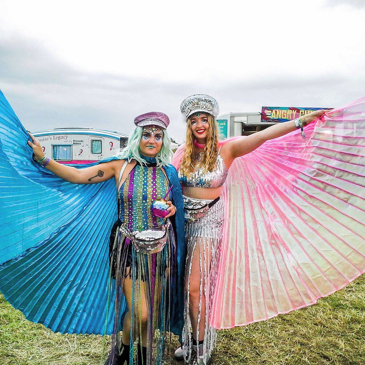 AshtonBrown_xx's tweet photo. Living our best life with these wings!! 🦋💖👯‍♀️💙🧚🏻‍♀️ #ynotfestival #ynot19 https://t.co/cnHLRMLK6A