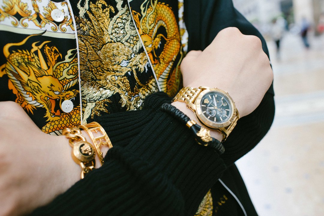 Versace's tweet photo. Accessories from the #VersacePreFall19 Collection feature the emblematic Medusa motif on belts, pouches, jewelry and watches.
Discover the collection: https://t.co/20x3KnkLEe https://t.co/AGytRIjbt4