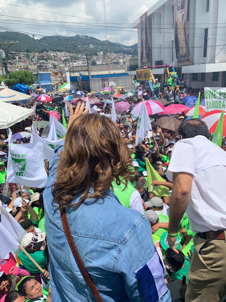 SandraTorresGUA's tweet photo. “La gente me pregunta muchas veces por qué quiero ser Presidenta. No se trata de por qué, se trata de para qué. Quiero servirles a ustedes, es el anhelo por el que vale todo este esfuerzo, trabajar por todos los guatemaltecos”. #GuateYaGano #PorTiYTuFamilia #VotaUNE #GuateNosUNE https://t.co/KCNGcyumgy