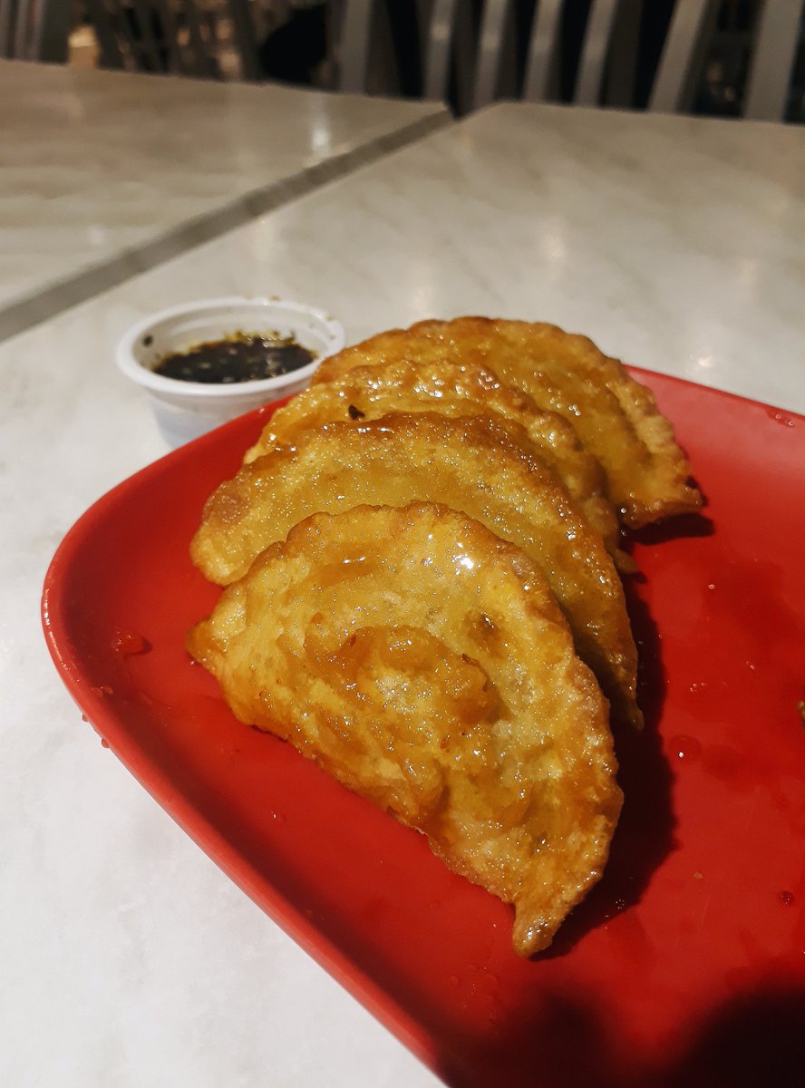 BonChon's Crispy Mandu. Php 150 with a drumstick and wing.Not a fan of chicken dumplings (Except Mo:Mo's and Pao Tsin's) and sweet sauces, but surprisingly okay! Would be better if the glaze can be made spicy, too. Onting kayod pa bago siya sumarap ng sobra  7/10