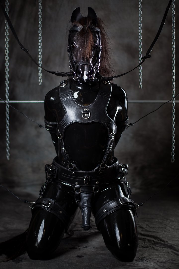 NightySwifthoof's tweet photo. Chained - Thanks @tanraak and @drponybatbond for the inspiration from this great commission: https://t.co/j7TmA6zyEM. I simply had to redo it, but Nighty seems to be lucky to not get milked forcefully. Picture by @SorookeRyujin #ponyplay #bondage #latex #rubber #bdsm https://t.co/G7YSkJXjlu