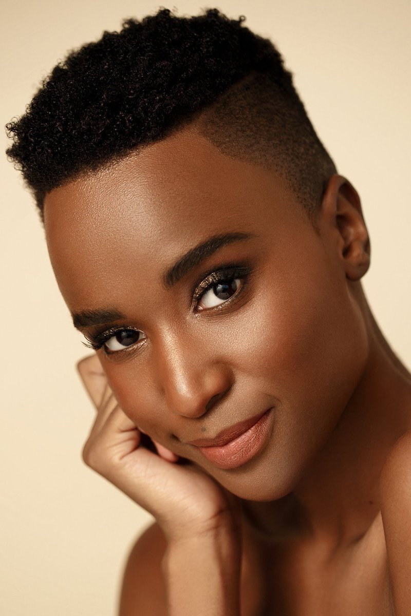 Tea_Molele's tweet photo. Congratulations Zozibini Tunzi, well deserved. Let's go to eSidwadweni and celebrate. #MissSA2019 👑 https://t.co/ioPygBG3AO