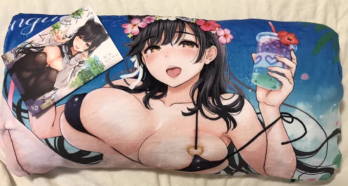 フードタオルお先に使ってますが、めちゃくちゃいい・・・。生地はタオルケットのようなふわふわで柔らかくて、触り心地優しいです。
大きな枕に包んで枕カバーとして使うのお勧め!
幅90×奥行43×高さ17cmの枕を包んでみたら、愛宕さんの柔らかおっぱいに顔を埋めながら寝れます!すごい安眠出来た😭 