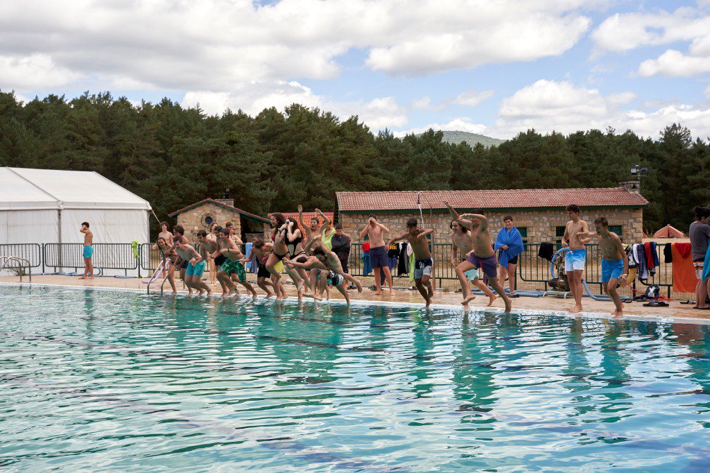 RockCampES's tweet photo. Después de pasar un rato en la piscina refrescandonos del calor que hace en el turno #RockCamp115 🌞, hemos formado las bandas que actuarán, dentro de muy poco, en la #FinalJam 👏👏¡Ya solo nos queda ensayar! https://t.co/oAdnskmJrW