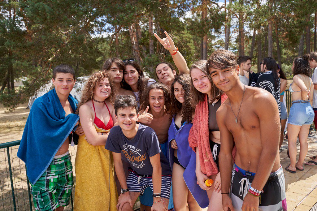 RockCampES's tweet photo. Después de pasar un rato en la piscina refrescandonos del calor que hace en el turno #RockCamp115 🌞, hemos formado las bandas que actuarán, dentro de muy poco, en la #FinalJam 👏👏¡Ya solo nos queda ensayar! https://t.co/oAdnskmJrW