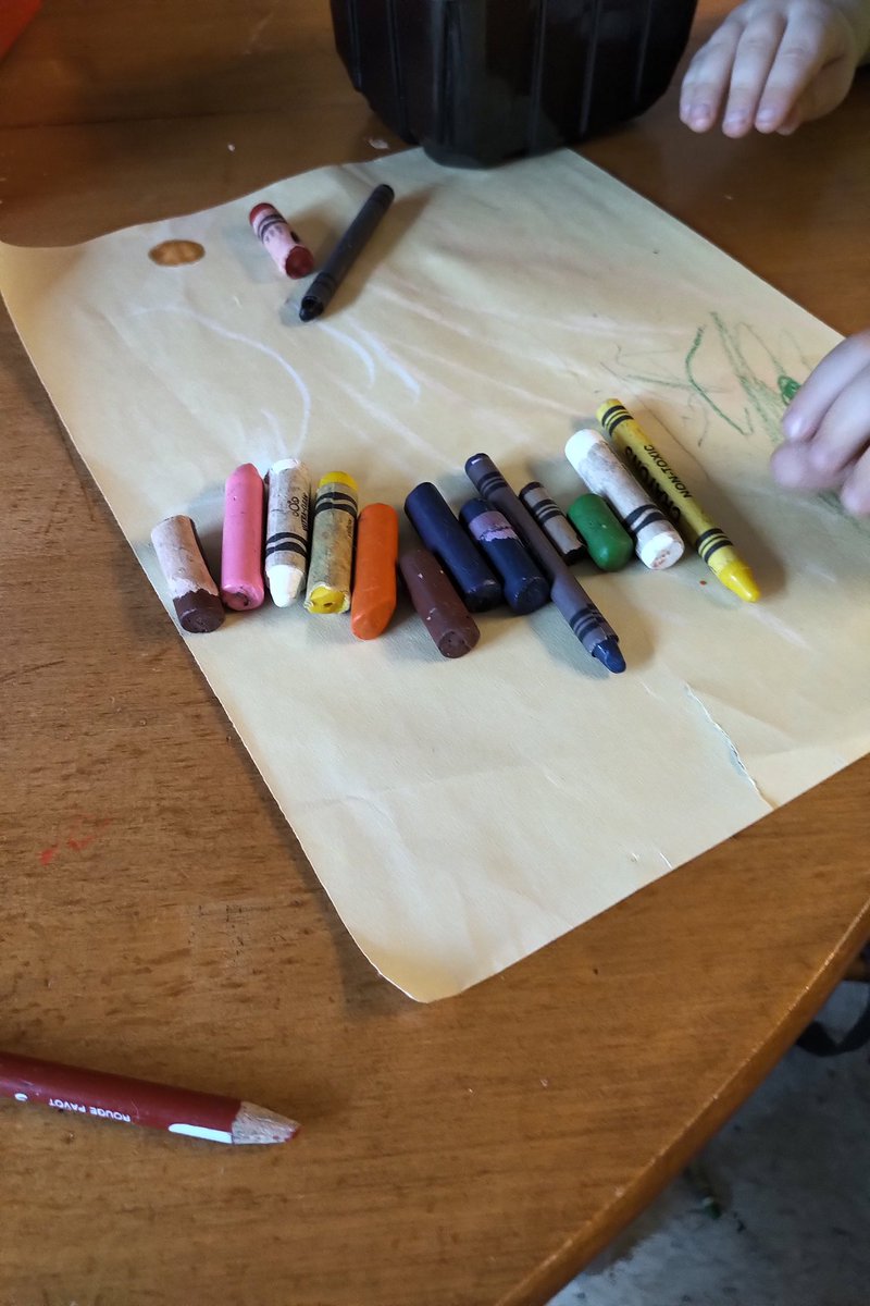 AnomriaReid's tweet photo. Playing with crayons? Yup!
Colouring with crayons? Nope!

#letslinethingsup https://t.co/EmbEh1jGsq