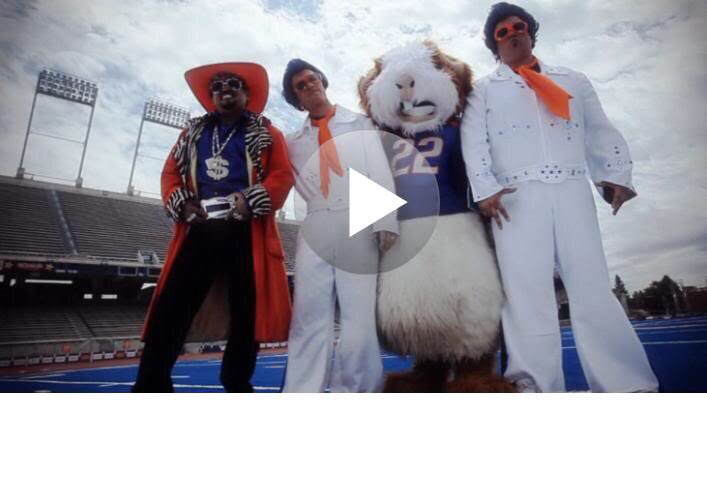 BSUPimp's tweet photo. @ElChibo @CoachHeathD Chibo, we’ll have to recreate that play on the #Blue when you come over! And get it on video, You, #BlueElvi , and VooDooDaddy! Just like #CBSSportsNet got #StatueLeft recreated on the #Blue w #MuscleHamster #BlueElvi #VooDooDaddy https://t.co/LfYGWorzOa